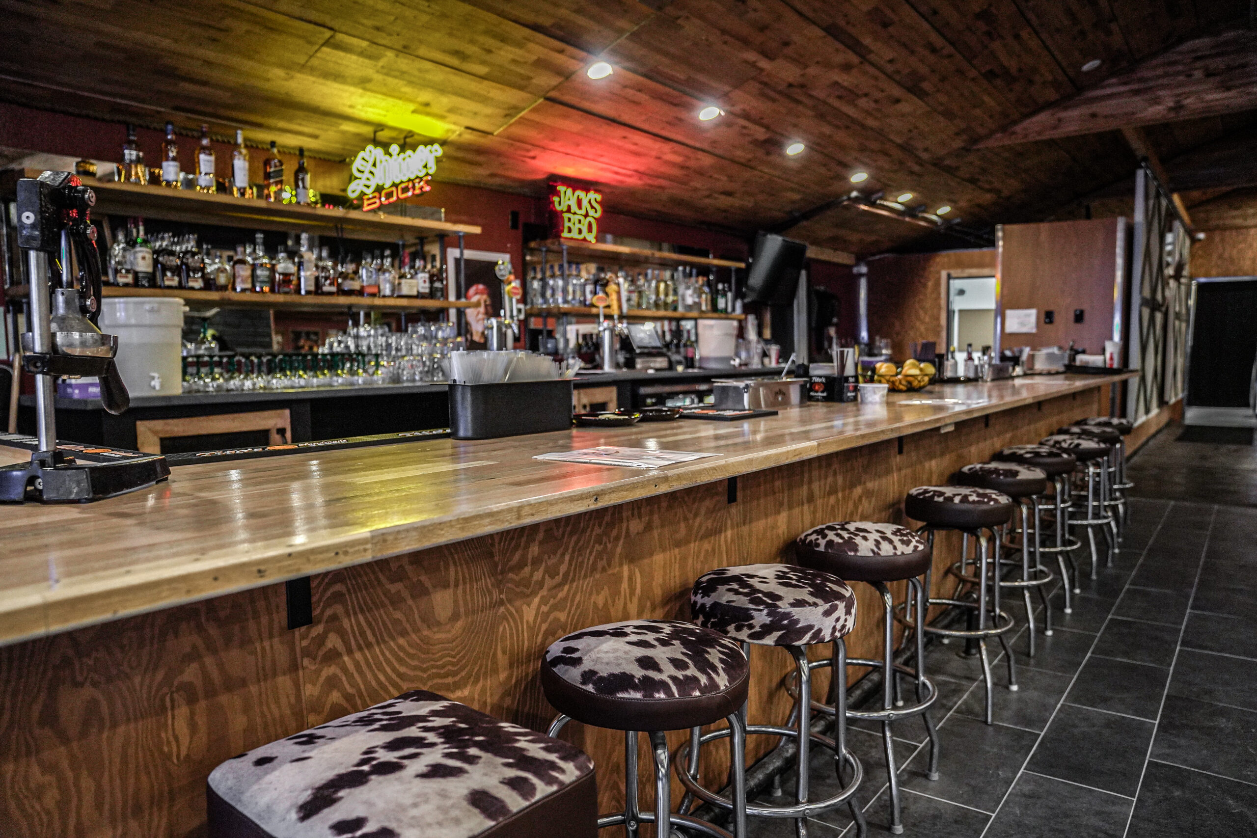 Jacks-BBQ-Algona-Bar-scaled