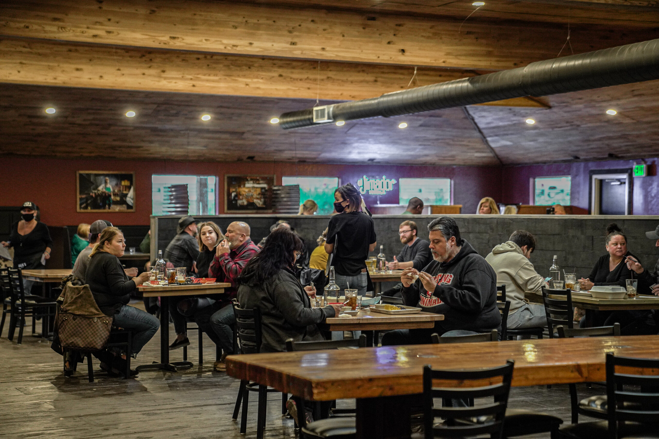 Jacks-BBQ-Algona-Interior-2-scaled